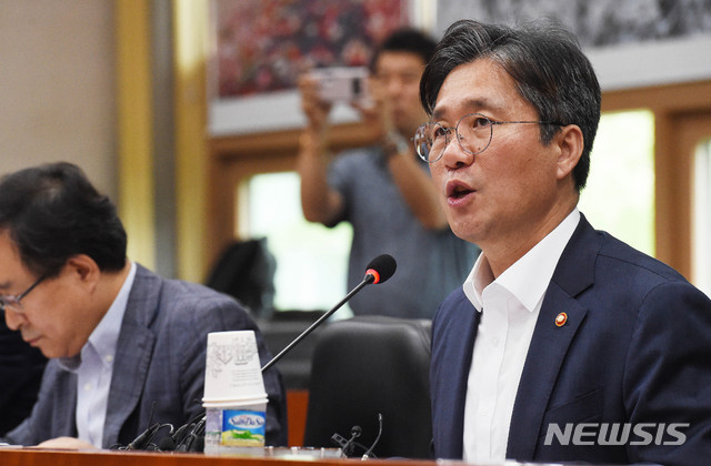 【대전=뉴시스】함형서 기자 = 성윤모 산업통상자원부 장관이 8일 오후 대전 유성구 화학연구원에서 열린 대외 의존 산업 구조탈피를 위한 공공연구기관 간담회에 참석해 인사말을 하고 있다. 2019.08.08.foodwork23@newsis.com