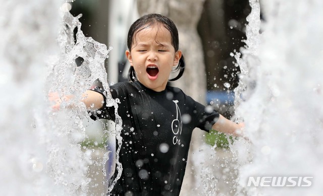 【서울=뉴시스】 고범준 기자 = 가을의 시작을 알리는 절기 '입추'인 8일 서울 종로구 광화문 광장 분수대에서 어린이가 더위를 식히고 있다. 2019.08.08. bjko@newsis.com