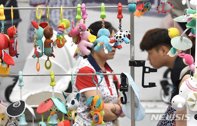 【수원=뉴시스】 김종택 기자 = 8일 오후 경기도 수원시 영통구 수원컨벤션센터에서 열린 '맘&베이비 엑스포'에서 관람객들이 출산.육아용품들을 살펴보고 있다. 2019.08.08.semail3778@naver.com