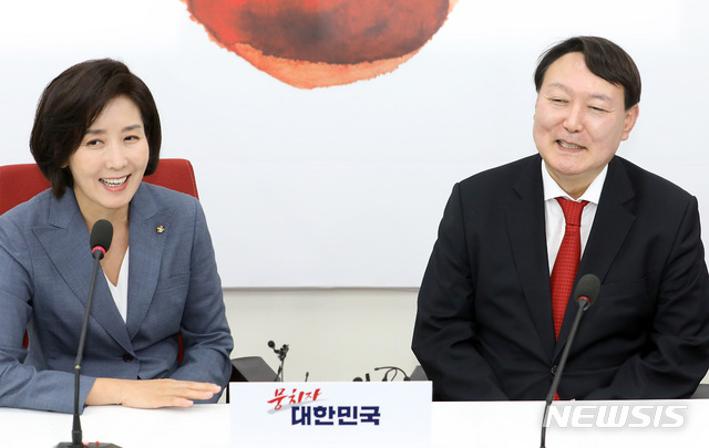 【서울=뉴시스】이종철 기자  = 윤석열 검찰총장이 서울 여의도 국회에서 자유한국당 나경원 원내대표를 예방하여 대화를 나누다가 웃고 있다. 2019.08.08. jc4321@newsis.com