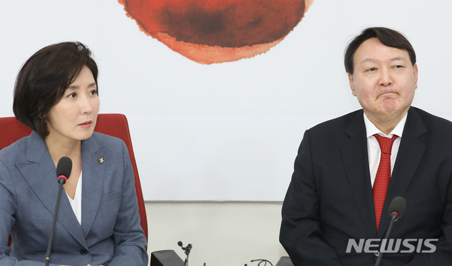 【서울=뉴시스】이종철 기자 = 윤석열 검찰총장이 8일 서울 여의도 국회에서 자유한국당 나경원 원내대표를 예방하여 나 원내대표의 의견을 들으며 입을 꽉 다물고 있다. 2019.08.08. jc4321@newsis.com