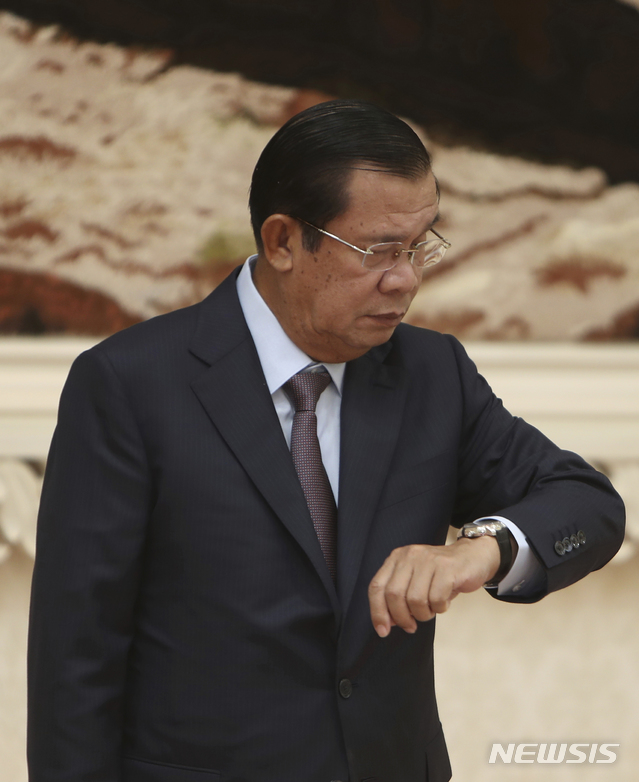 [프놈펜( 캄보디아)= AP/뉴시스]  2018년 총선 직전에 해산시킨 야당 캄보디아 구국당의 지도자 손 차이의 정계복귀를 허용한 훈센 캄보디아총리 . 그는 손 차이의 해금 신청서를 국왕에게 전달해 왕실 칙령으로 9월 3일 그의 활동금지령을 해제시켰다.  