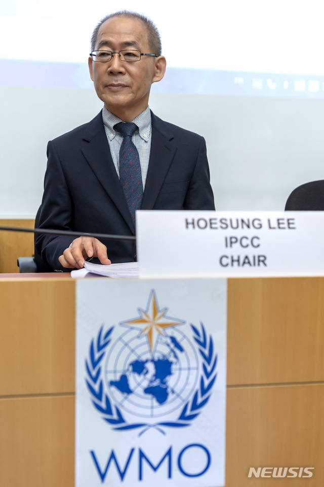 한국의 이회성 의장이 8일 유엔 IPCC 50차 총회에서 채택된 토지와 기후변화에 관한 특별보고서에 관한 기자회견을 하고 있다   AP 