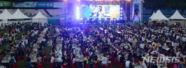 【전주=뉴시스】 김얼 기자= 2019 전주 가맥축제가 8일 전북 전주시 전주종합경기장 내 야구장에서 실시된 가운데 가맥축제를 즐기기 위해 몰린 시민들로 장내가 발 디딜 틈 없이 북적이고 있다. 2019.08.08. pmkeul@newsis.com