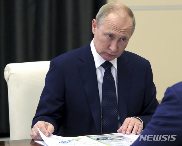 【모스크바=AP/뉴시스】 12일(현지시간) 타스통신에 따르면 러시아 정부는 지난 8일 해군 실험장에서 미사일 엔진 폭발 사고로 숨진 5명을 '국가 영웅'으로 칭하며 상을 수여하겠다고 밝혔다. 사진은 사건 당일 보고를 듣고 있는 블라디미르 푸틴 러시아 대통령. 2019.8.12.