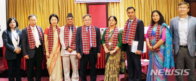 【천안=뉴시스】이종익 기자 = 충남 천안의 코리아텍은 개도국기술이전연구소가 7일 네팔 히말라야 호텔(Hotel Himalaya)에서 '네팔 기술교사 역량강화를 통한 기술직업교육훈련(TVET) 질 제고사업' 워크숍을 진행했다. 2019.08.09 (사진=코리아텍 제공) photo@newsis.com