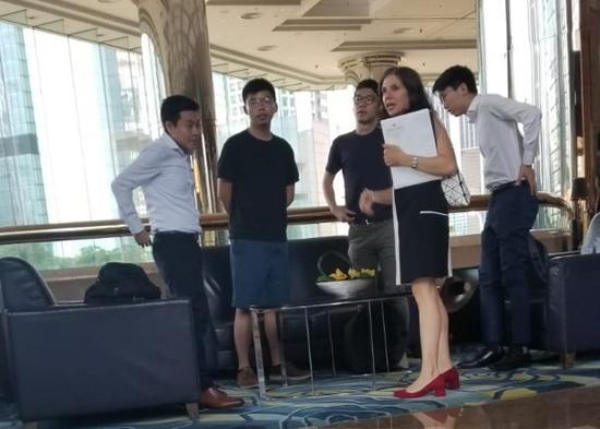 【서울=뉴시스】 지난 6일 홍콩의 한 호텔에서 '홍콩 우산시위'의 주역인 조슈아 웡 '데모시스토(學民思潮)' 비서장(왼쪽에서 두번째)과 네이선 로(왼쪽에서 세번째) 등 학생 리더 3명이 미국 영사관 정치부 책임자인 줄리 이데(오른쪽에서 두번째)를 만나고 있다. 이번 만남으로 미중 양국이 막말 대결을 벌이고 있다. <사진출처: 중 하이와이왕> 2019.08.09 