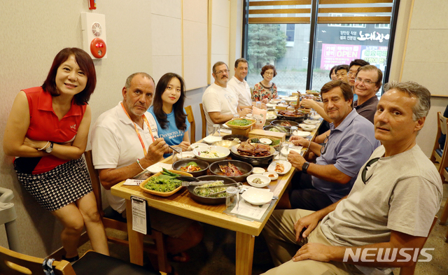 【광주=뉴시스】 광주의 맛을 즐기는 우즈베키스탄 선수단. (사진=조직위 제공) photo@newsis.com