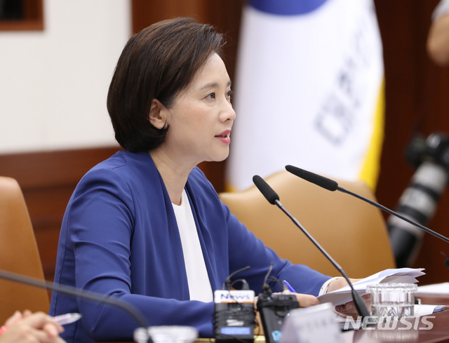 【서울=뉴시스】 전진환 기자 = 사회관계장관회의가 열린 9일 오전 서울 종로구 정부서울청사 회의실에서 유은혜 사회부총리 겸 교육부장관이 모두발언을 하고 있다. 2019.08.09. amin2@newsis.com
