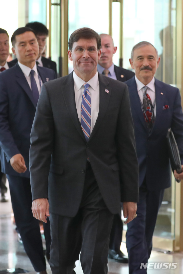 【서울=뉴시스】 전진환 기자 = 한국을 찾은 마크 에스퍼 미국 국방부장관이 9일 오전 강경화 외교부장관과 안보현안 논의를 위해 서울 종로구 외교부 청사로 들어오고 있다.2019.08.09.&nbsp; amin2@newsis.com 