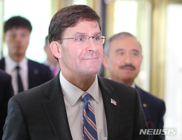 【서울=뉴시스】 전진환 기자 = 한국을 찾은 마크 에스퍼 미국 국방부장관이 9일 오전 강경화 외교부장관과 안보현안 논의를 위해 서울 종로구 외교부 청사로 들어오고 있다. 오른쪽은 해리 해리스 주한미대사. 2019.08.09.&nbsp; amin2@newsis.com 
