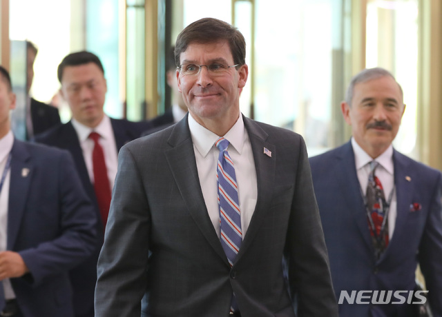 【서울=뉴시스】 전진환 기자 = 한국을 찾은 마크 에스퍼 미국 국방부장관이 9일 오전 강경화 외교부장관과 안보현안 논의를 위해 서울 종로구 외교부 청사로 들어오고 있다. 2019.08.09.&nbsp; amin2@newsis.com 