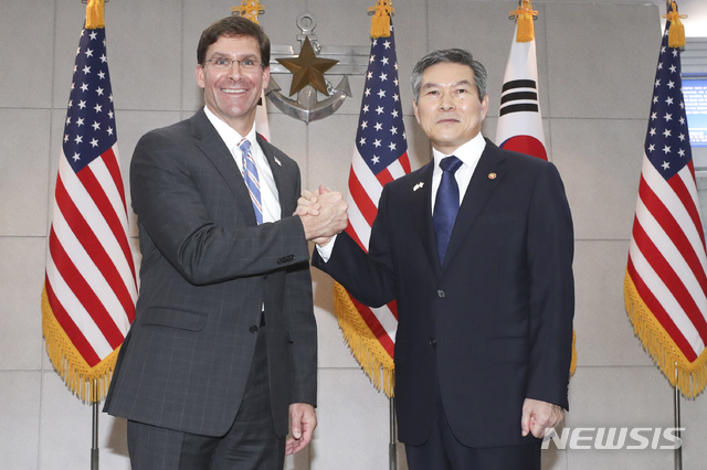 【서울=뉴시스】최진석 기자 = 정경두 국방부 장관(오른쪽)과 마크 에스퍼 신임 미국 국방장관이 9일 오전 서울 용산구 국방부에서 열린 한미국방장관회담을 앞두고 기념촬영을 하고 있다. 2019.08.09. photo@newsis.com