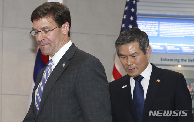 【서울=뉴시스】 정경두 국방부 장관과 마크 에스퍼 신임 미국 국방장관. (뉴시스DB)