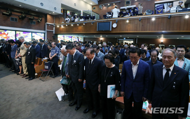 【서울=뉴시스】박미소 기자 = 호머 헐버트(Homer Bezaleel Hulbert) 박사 70주기 추모식이 열린 9일 오전 서울 마포구 양화진외국인선교사묘원 내 100주년선교기념관에서 참석자들이 묵념하고 있다..2019.08.09. misocameran@newsis.com