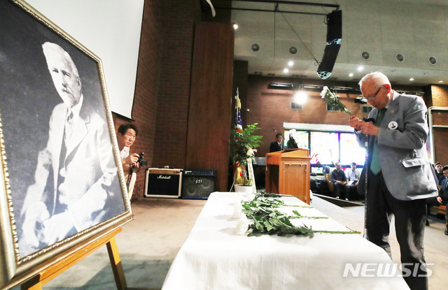 【서울=뉴시스】박미소 기자 = 호머 헐버트(Homer Bezaleel Hulbert) 박사 70주기 추모식이 열린 9일 오전 서울 마포구 양화진외국인선교사묘원 내 100주년선교기념관에서 임우철(100) 애국지사가 헌화하고 있다.2019.08.09. misocameran@newsis.com