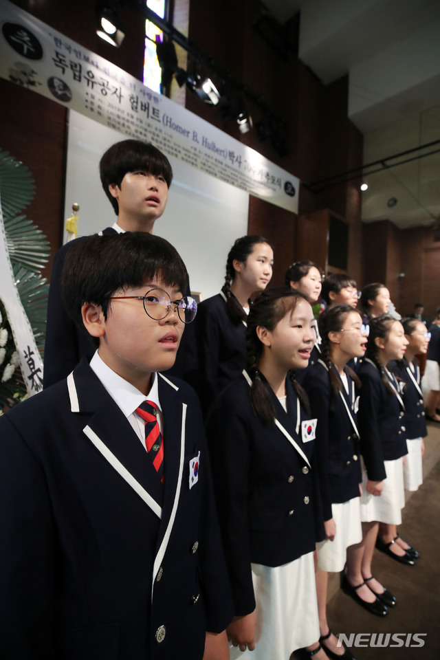 【서울=뉴시스】박미소 기자 = 호머 헐버트(Homer Bezaleel Hulbert) 박사 70주기 추모식이 열린 9일 오전 서울 마포구 양화진외국인선교사묘원 내 100주년선교기념관에서 역사청소년합창단이 헐버트 아리랑을 합창하고 있다.2019.08.09. misocameran@newsis.com