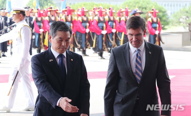 【서울=뉴시스】최진석 기자 = 정경두 국방부장관이 지난 8월9일 서울 용산구 국방부청사 입구에서 마크 에스퍼 미국 국방부장관을 맞이하는 모습. 2019.08.09. photo@newsis.com