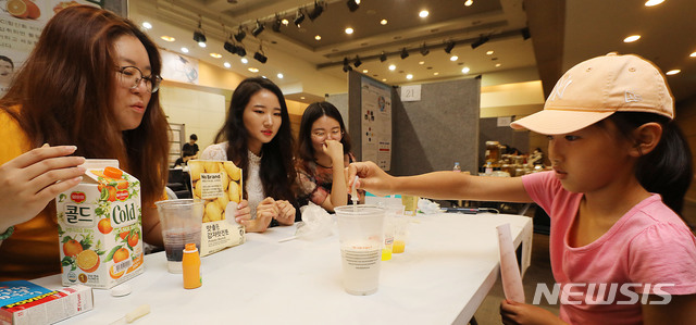 【서울=뉴시스】박주성 기자 = 9일 오후 서울 서대문구 이화여자대학교 국제교육관 LG컨벤션홀에서 열린 '2019 이화과학페스티벌'에서 어린이가 비타민과 관련된 실험을 하고 있다.&nbsp; 이화여대는 "일반인 참가자들이 전공생의 설명을 듣고 실험에 직접 참여하는 기회를 통해 평소 접하기 어려운 과학 분야에 대한 흥미를 유도하고 궁금증을 해소할 수 있을 것으로 기대한다"고 전했다. 2019.08.09. park7691@newsis.com