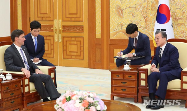 【서울=뉴시스】전신 기자 = 문재인 대통령이 9일 청와대 본관에서 마크 에스퍼 미 국방부 장관과 만나 면담하고 있다. 2019.08.09.&nbsp; photo1006@newsis.com