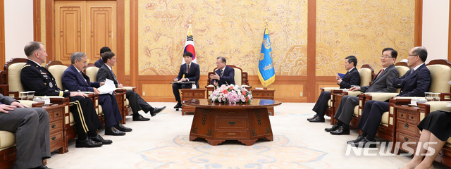 【서울=뉴시스】전신 기자 = 문재인 대통령이 9일 청와대 본관에서 마크 에스퍼 미 국방부 장관과 만나 환담하고 있다. 2019.08.09.&nbsp; photo1006@newsis.com