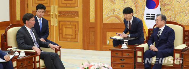 【서울=뉴시스】전신 기자 = 문재인 대통령이 9일 청와대 본관에서 마크 에스퍼 미 국방부 장관과 만나 환담하고 있다. 2019.08.09.&nbsp; photo1006@newsis.com