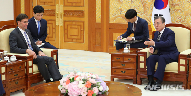 【서울=뉴시스】전신 기자 = 문재인 대통령이 9일 청와대 본관에서 마크 에스퍼 미 국방부 장관과 만나 환담하고 있다. 2019.08.09. photo1006@newsis.com
