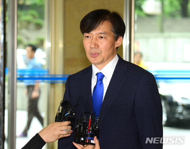 【서울=뉴시스】 전진환 기자 = 조국 법무부 장관 후보자가 9일 오후 서울 종로구 적선동 현대빌딩에 마련한 사무실로 출근해 기자들에게 소감을 발표하고 있다. 2019.08.09.&nbsp; amin2@newsis.com