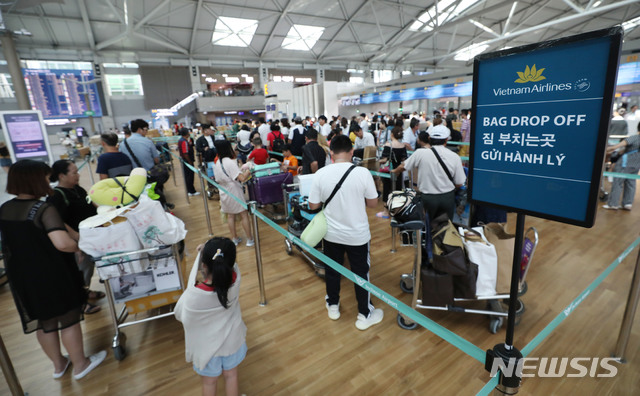 【인천공항=뉴시스】 김진아 기자 = 지난 9일 오전 인천국제공항 베트남행 비행기 탑승수속 시간에 열린 체크인 카운터가 붐비고 있다. 2019.08.09. bluesoda@newsis.com