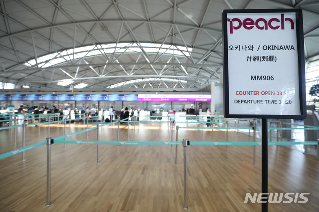 【인천공항=뉴시스】 김진아 기자 = 일본 불매운동이 이어지고 있던 지난 8월9일 오전 인천국제공항 일본행 비행기 탑승수속 시간에 열린 체크인 카운터가 한산한 모습을 보이고 있다. 2019.08.09. bluesoda@newsis.com