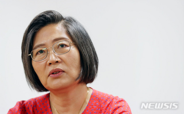 【서울=뉴시스】박주성 기자 = 이수정 경기대학교 교수가 6일 오후 서울 서대문구 경기대학교 서울캠퍼스에서 뉴시스와 인터뷰하고 있다. 지승호 인터뷰 전문 작가가 진행했다. 2019.08.09. park7691@newsis.com