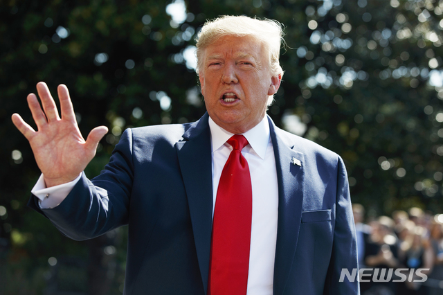  【워싱턴=AP/뉴시스】도널드 트럼프 미국 대통령이 9일(현지시간) 미 뉴저지주 소재 자신의 골프클럽으로 휴가를 떠나기 전 백악관 사우스론에서 기자들과 얘기를 나누고 있다.&nbsp; 트럼프 대통령은 일본의 경제보복으로 인한 한일 외교 갈등과 관련, "양국이 잘 지내지 못해 걱정"이라는 견해를 밝혔다. 2019.08.10. 