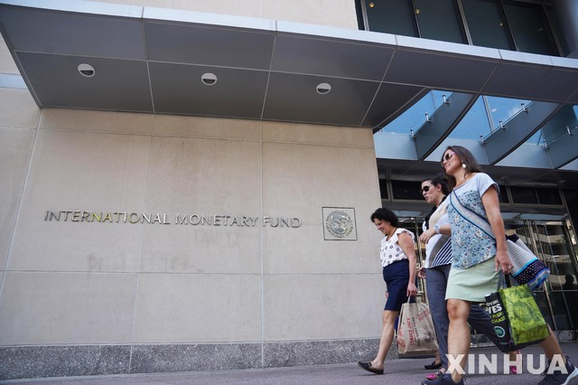 【워싱턴=신화/뉴시스】9일(현지시간) 미국 워싱턴 국제통화기금(IMF) 본부 앞으로 행인들이 지나가고 있다. 이날 IMF는 보고서에서 중국이 통화시장 개입을 거의 하지 않았다고 밝혔다. 2019.08.10 