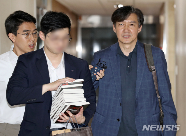 【서울=뉴시스】김병문 기자 = 조국 법무부 장관 후보자가 10일 오전 서울 종로구 적선현대빌딩에 마련된 인사청문회 준비사무실로 출근하며 기자에게 질문을 받고 있다. 2019.08.10.&nbsp;&nbsp; dadazon@newsis.com