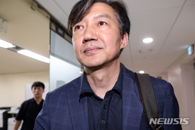 【서울=뉴시스】김병문 기자 = 조국 법무부 장관 후보자가 10일 오전 서울 종로구 적선현대빌딩에 마련된 인사청문회 준비사무실로 출근하고 있다. 2019.08.10.&nbsp;&nbsp; dadazon@newsis.com