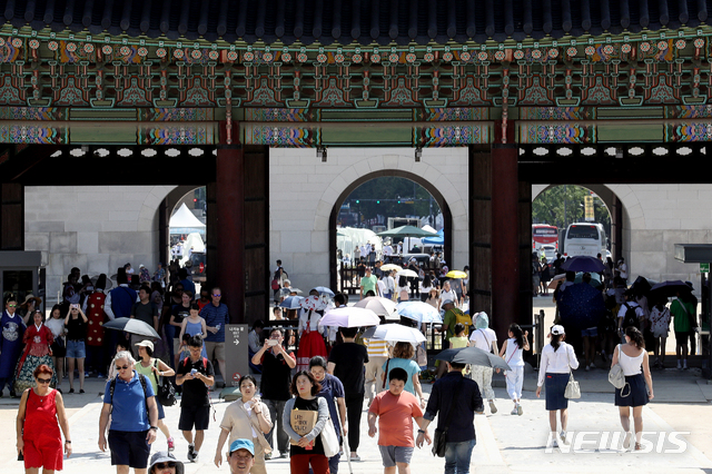 【서울=뉴시스】김병문 기자 = 10일 오후 서울 종로구 경복궁이 관광객들로 인산인해를 이루고 있다.대한민국 임시정부 수립 100주년인 올해 8·15 광복절을 맞아 궁능유적본부는 고궁·종묘·왕릉을 이날부터 오는 25일까지 16일 동안 무료개방한다. 2019.08.10.&nbsp; dadazon@newsis.com