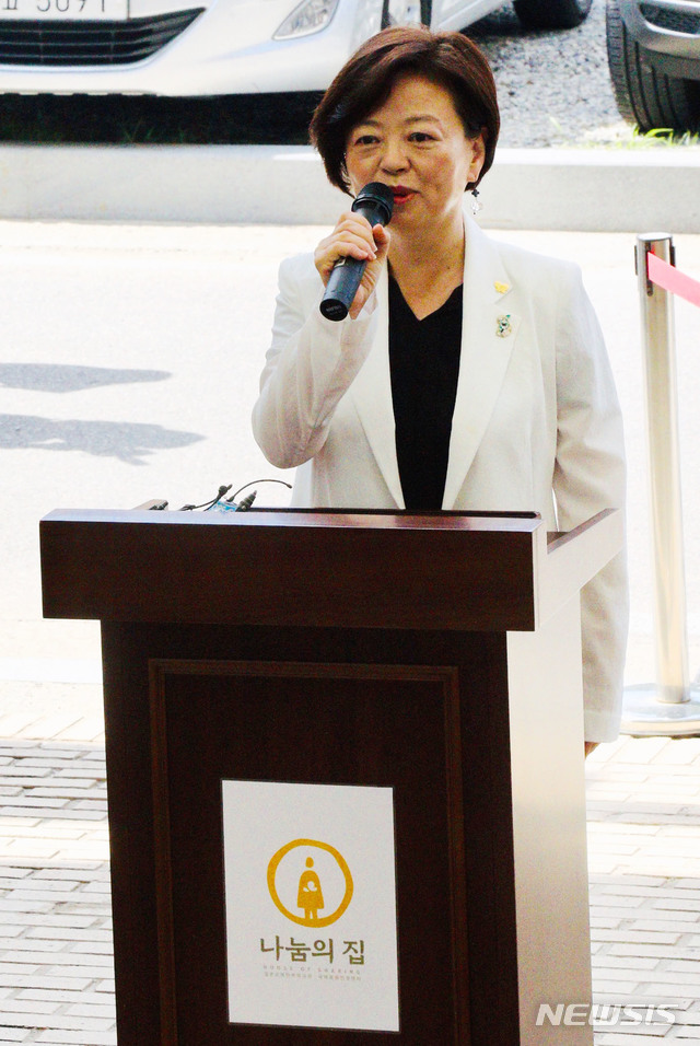 【서울=뉴시스】배훈식 기자 = 진선미 여성가족부 장관이 지난 10일 오전 경기 광주시 나눔의 집 광장에서 열린 제4회 일본군 성노예 피해자 기림행사에 참석, 인사말을 하고 있다. 진 장관은 14일 오전 서울 용산구 백범김구기념관에서 열린 위안부 피해자 기림의 날 기념식에서 경제와 연구라는 이유로 위안부 피해자의 고통을 해집는 행위는 멈춰져야 한다고 말했다. 2019.08.10.(사진=여성가족부 제공) photo@newsis.com