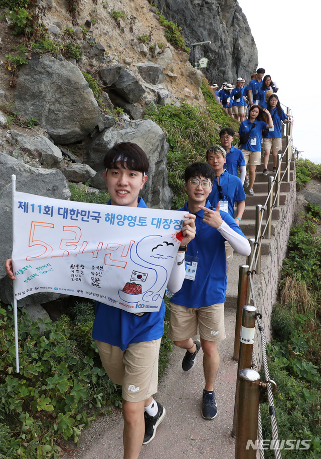 【울릉=뉴시스】 이윤청 기자 = '제11회 대한민국 해양영토 대장정'에 참가한 대원들이 10일 경북 울릉군 울릉읍 행남해안산책로를 걷고 있다.   올해 해양영토 대장정은 해양수산부(장관 문성혁)가 주최하고 한국해양재단(이사장 강무현)이 주관하며 부산항만공사(사장 남기찬)와 민영뉴스통신사 뉴시스(대표이사 김형기), 3.1운동 및 대한민국임시정부 수립 100주년 기념사업추진위원회의 후원으로 진행된다.   참가자들은 '희망팀(서해)'과 '미래팀(동해)'으로 나눠 울릉도, 독도, 백령도 및 거문도 등 우리나라의 끝단도서와 주요 해양도시 및 천안, 안동 등 우리 선조들의 독립운동성지를 탐방한다. 2019.08.10.   radiohead@newsis.com