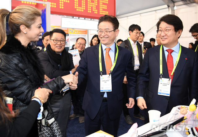 [안동=뉴시스] 이철우 경북지사(왼쪽)와 권영진 대구시장이 지난해 1월 CES2019에 참석해 지역 기업부스를 돌아보고 있다. (사진=경북도 제공) 2020.01.02