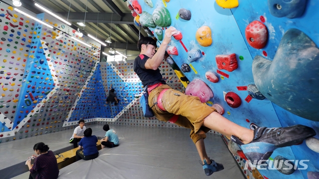【전주=뉴시스】 한훈 기자 = 10일 전북 전주시설공단은 지난 7월 완산생활체육공원 인공암벽장을 찾은 유료이용객이 253명에 달한다고 발표했다.2019.08.11.(사진=전주시설공단) photo@newsis.com