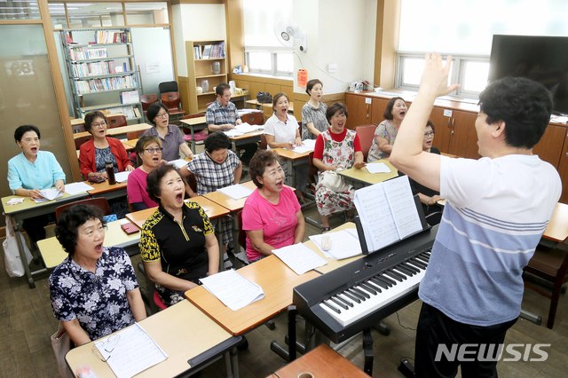  용인시 기흥구 신갈야간학교에서 어르신들이 합창수업을 하고 있다. (사진제공=용인시) 