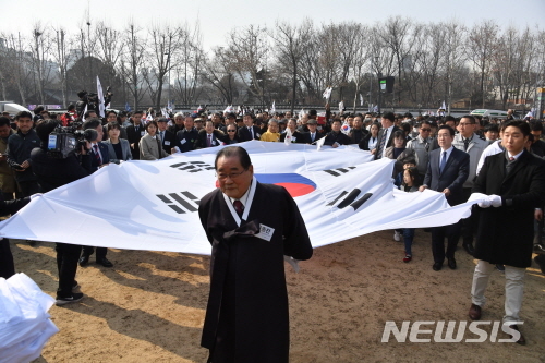 【서울=뉴시스】박원순 서울시장(오른쪽에서 두 번째)이 서울시에서 개최한 3·1운동 100주년 기념행사에 참석한 모습. 2019.08.12. (사진=서울시 제공)