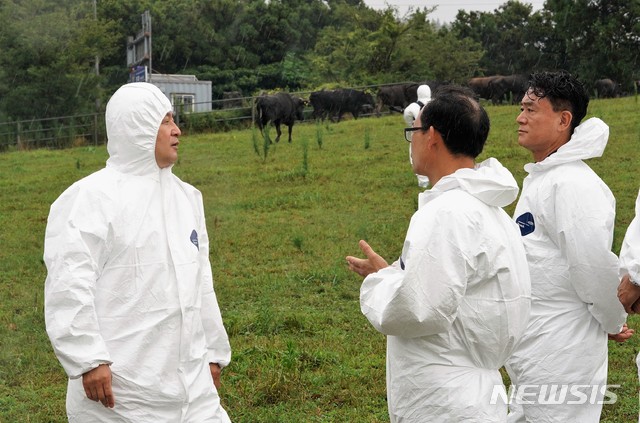 【제주=뉴시스】배상철 기자 = 원희룡 제주지사가 11일 오후 축산진흥원을 찾아 제주흑우의 품종 육성을 위해 관리자들과 이야기를 나누고 있다. 2019.08.11. (사진=제주도 제공) bsc@newsis.com