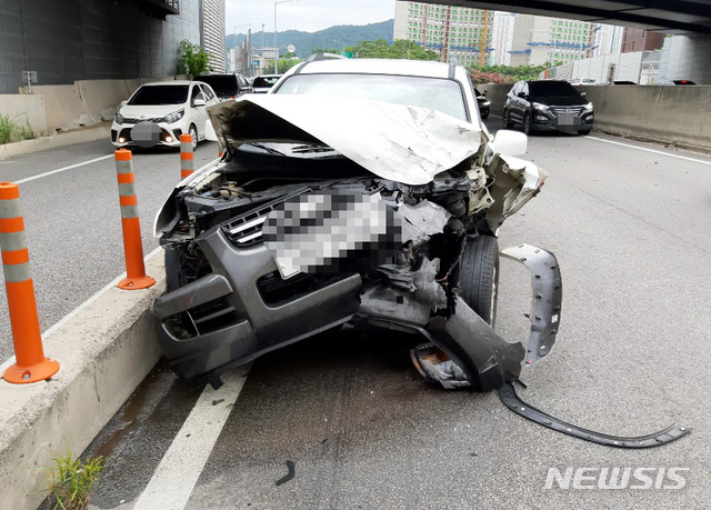 【광주=뉴시스】김석훈 기자 = 11일 오후 4시 41분께 광주광역시 북광주 IC 상행선 고속도로에서 6중 추돌 사고가 발생한 가운데 한 차량의 앞부분이 심하게 파손돼 있다. 2019.08.11. (사진=광주북부소방 제공)kim@newsis.com 