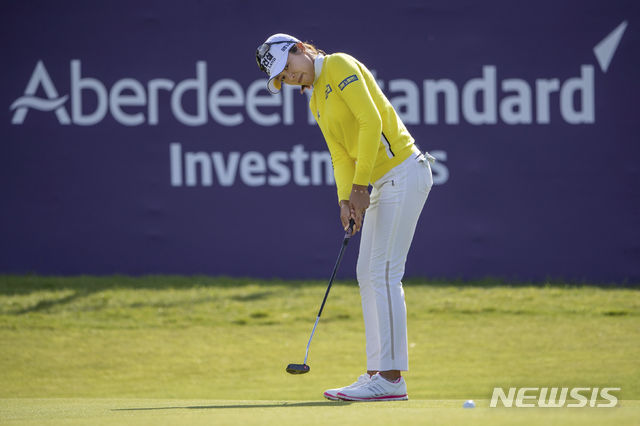 【노스베릭=AP/뉴시스】허미정이 10일(현지시간) 스코틀랜드 노스 베릭 더 르네상스 클럽에서 열린 LPGA 투어 애버딘 스탠다드 인베스트먼츠 레이디스 스코티시 오픈 3R 15번 홀에서 퍼팅하고 있다. 허미정은 중간합계 15언더파 198타로 이정은6과 함께 선두에 1타 뒤진 공동 2위를 기록했고 이미향은 12언더파로 4위에 올랐다. 2019.08.11.
