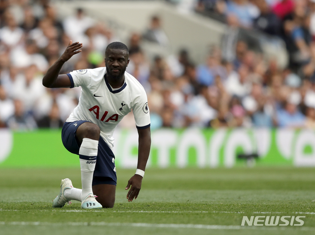 [런던=AP/뉴시스] 구단 역대 최고 이적료를 기록하며 토트넘 유니폼을 입은 은돔벨레. 2019.08.10.