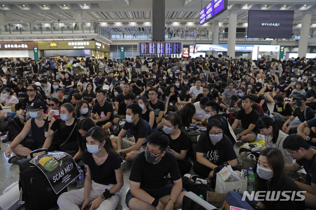 【홍콩=AP/뉴시스】10일 홍콩 국제공항에서 마스크를 쓴 시위대 수천명이 연좌농성을 벌이고 있는 모습. 범죄인 인도법안(송환법) 반대 집회가 두달 넘게 이어지는 가운데 시위대는 세계인들에게 시위의 정당성을 알리기 위해 9일 공항 시위를 시작했다. 2019.08.11.