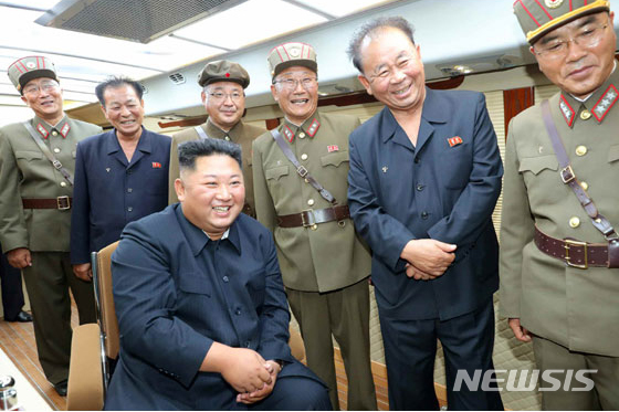 【서울=뉴시스】 지난 10일 '새 무기' 시험사격을 지도한 김정은 북한 국무위원장. (사진 뒷줄 왼쪽부터) 정승일 당 군수공업부 부부장(중장), 유진 조직지도부 부부장, 김정식 당 군수공업부 부부장, 전일호(중장→상장 진급), 리병철 당 군수공업부 제1부부장, 장창하 국방과학원장. 2017..08.11. (사진=로동신문)photo@newsis.com