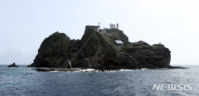 【독도=뉴시스】 이윤청 기자 = 11일 경북 울릉군 울릉읍 독도로 향하는 여객선 안에서 독도 동도가 보이고 있다. 2019.08.11. radiohead@newsis.com