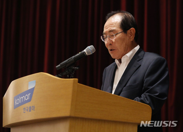 【서울=뉴시스】 김진아 기자 = 최근 직원 조회에서 막말로 정부를 비판하고 여성 비하 언급을 한 유튜브 영상을 틀어 논란을 일으킨 윤동한 한국콜마 회장이 11일 서울 서초구 한국콜마 종합기술원에서 대국민 사과 기자회견을 하고 있다. 2019.08.11.&nbsp; bluesoda@newsis.com